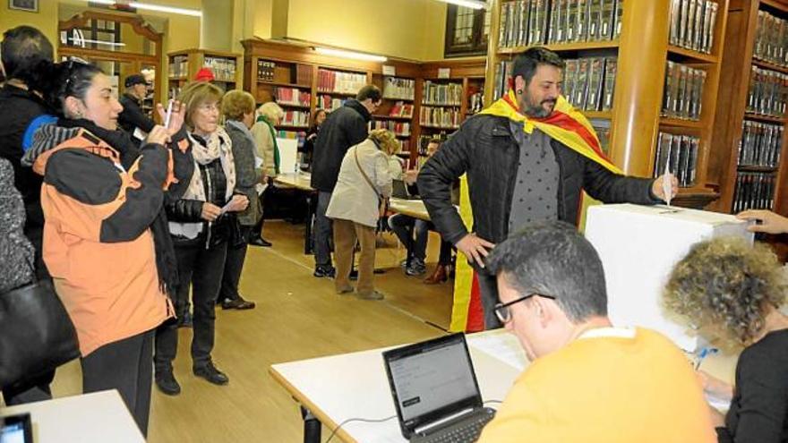 Un home votant a l&#039;institut Lluís de Peguera de Manresa, el 9-N