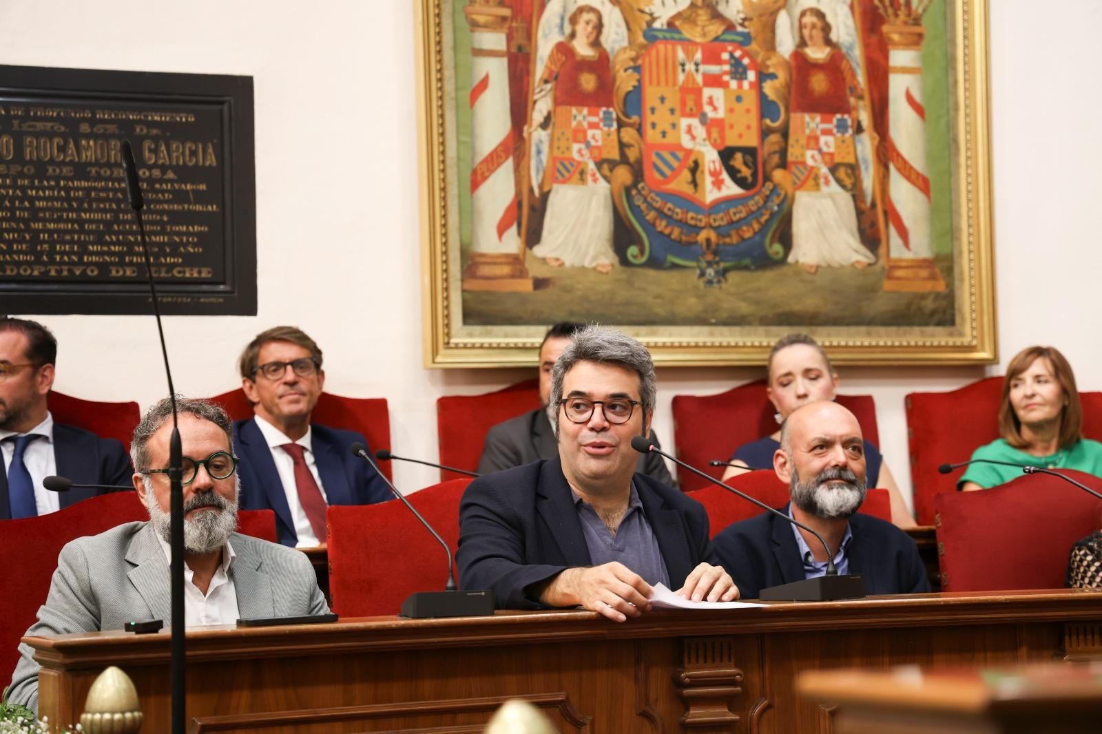 Las voces de los niños del Misteri resuenan y emocionan en el Salón de Plenos de Elche