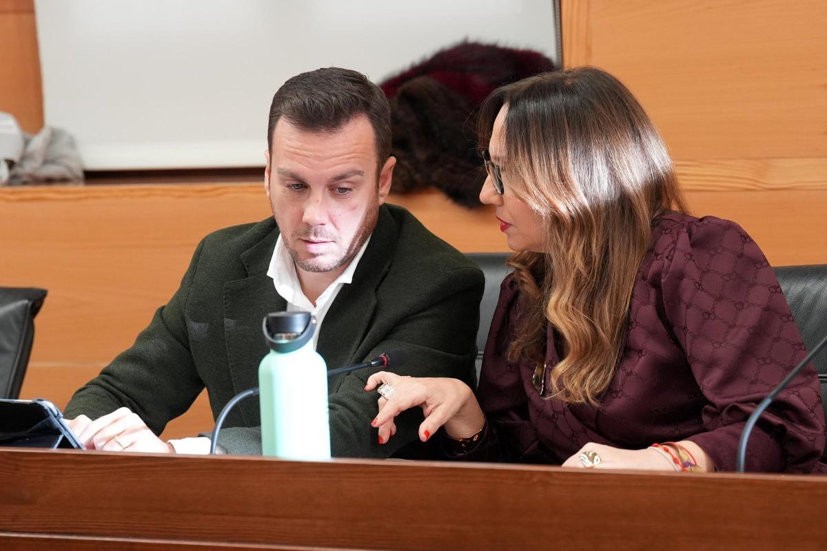 El portavoz del grupo municipal del PP, José Adsuara, junto a Susana Sorribes, en el que ha sido su último pleno.