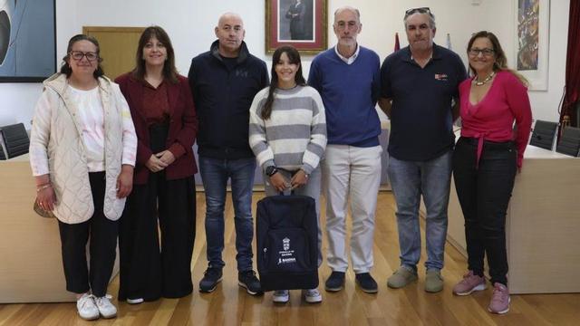 Mara Ludeña, ayer, con parte del gobierno local y su familia. |