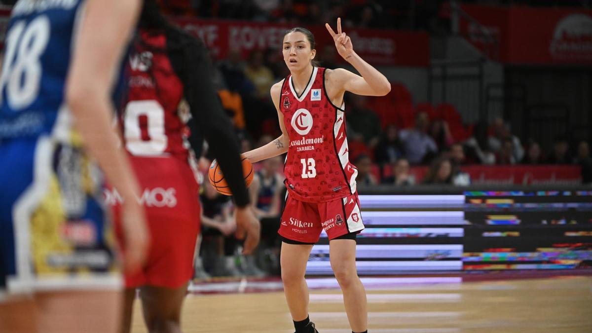Helena Pueyo, marcando jugada ante el Ardoi