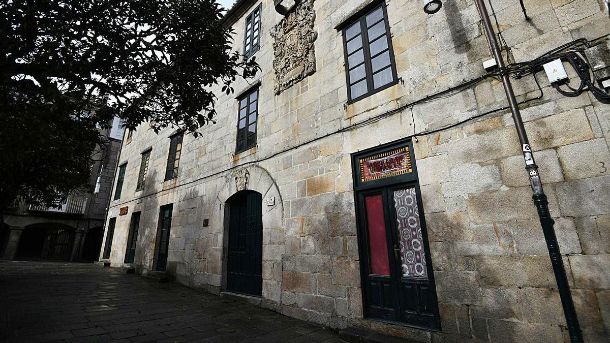 Pillan a 26 personas en una fiesta ilegal en una tienda de disfraces de  Pontevedra - Faro de Vigo