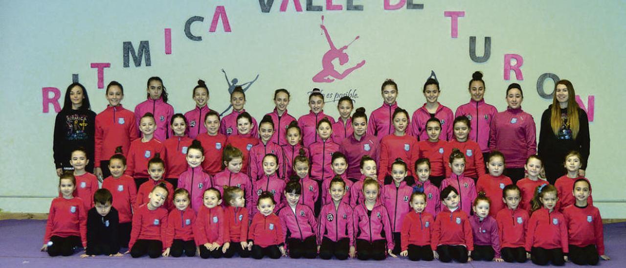 Las gimnastas del equipo Rítmica Valle de Turón.