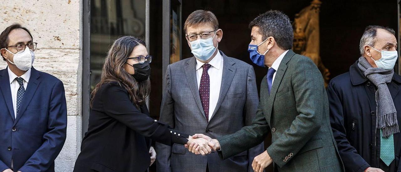 La vicepresidenta Mónica Oltra saluda al líder del PPCV, Carlos Mazón, en presencia de Ximo Puig, Vicent Soler y Salvador Navarro. | ROBER SOLSONA/EP