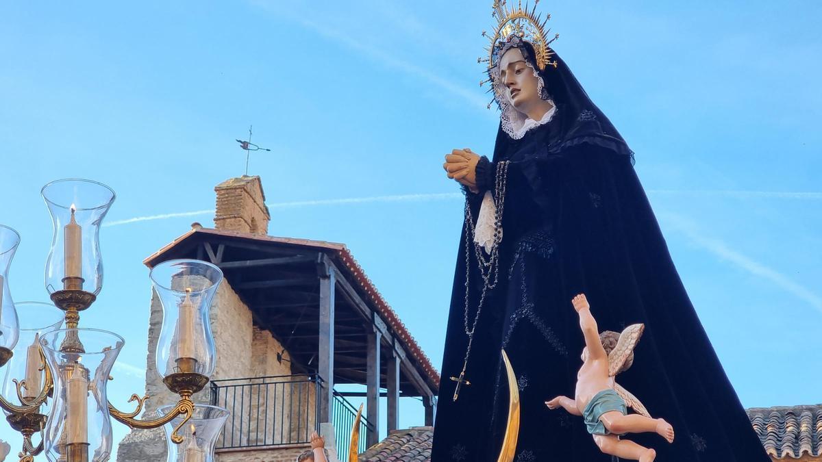 Toro acompaña a la Virgen de la Soledad en su inmenso dolor