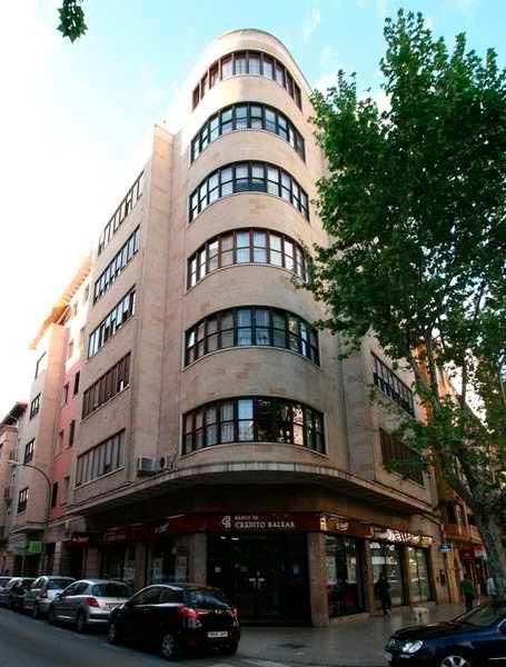 Gebäude im Carrer Margalida Caimari von Architekt Josep Ferragut Pou.