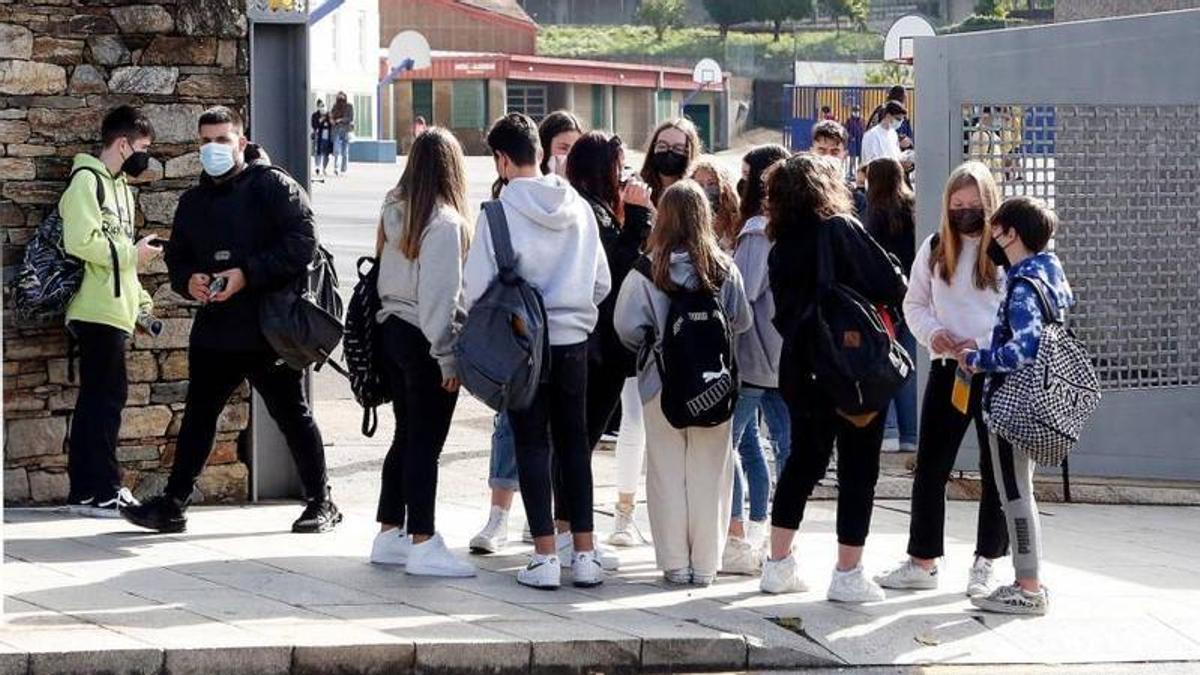 Un grupo de estudiantes delante de la entrada de su centro educativo, en Compostela.