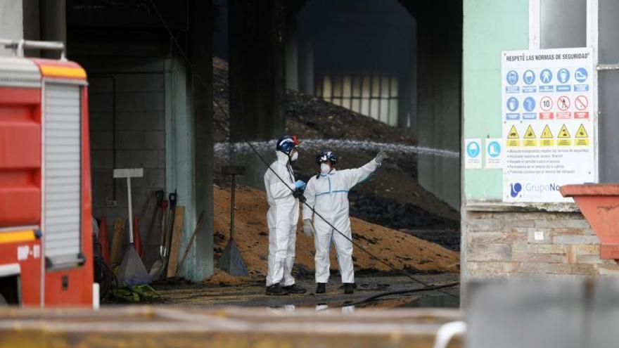 Agentes de la Policía Científica inspeccionan las naves incendiadas días después del siniestro. |   // G. SANTOS