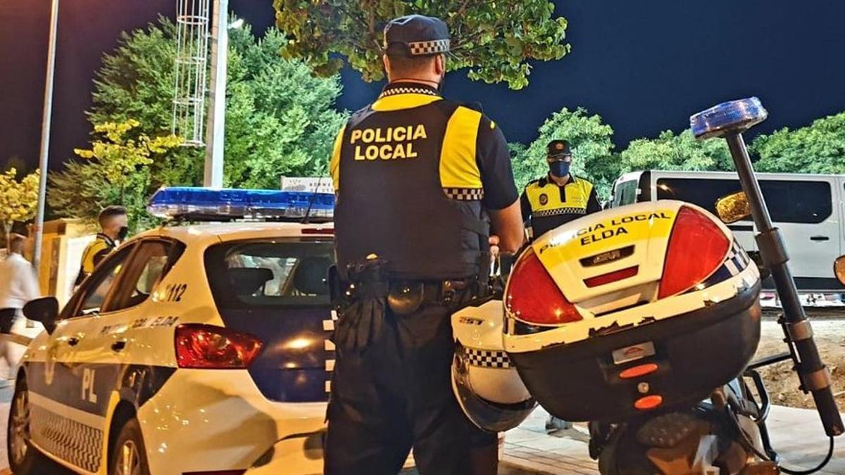 Agentes de la Policía Local de Elda durante uno de los dispositivos de control sanitario por la Covid-19