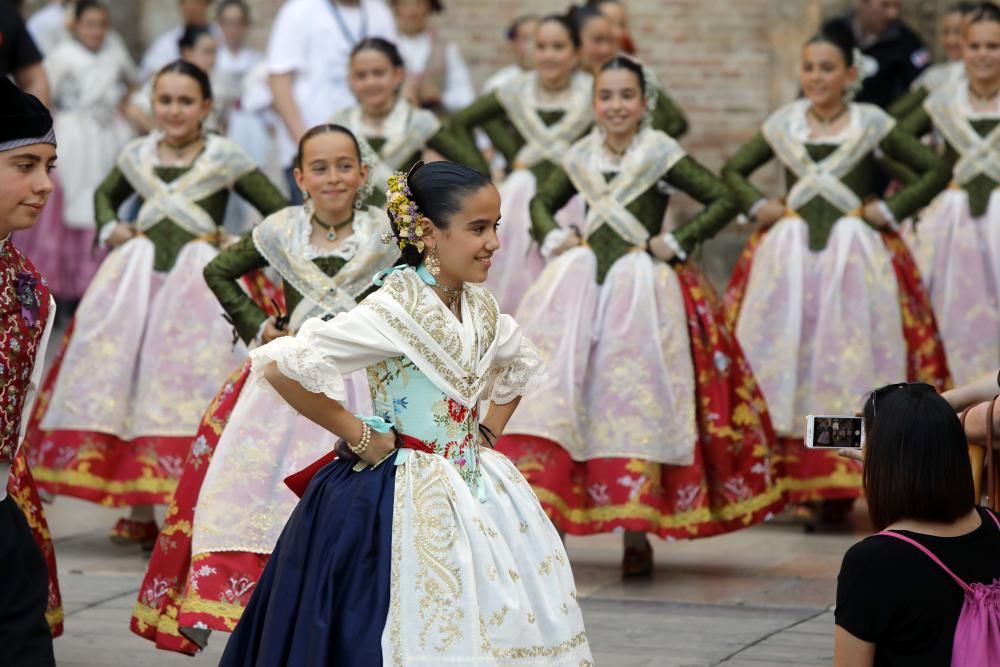 Dansà infantil en la plaza de la Virgen