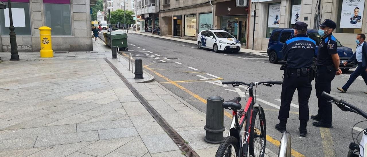 La Policía Local vigilaba esta mañana zonas como Arzobispo Lago, donde es frecuente que los conductores se salten las normas.