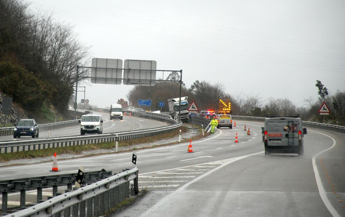 Muere un camionero mientras conducía por la Autovía del Cantábrico en Llanes, "probablemente, por causas naturales".