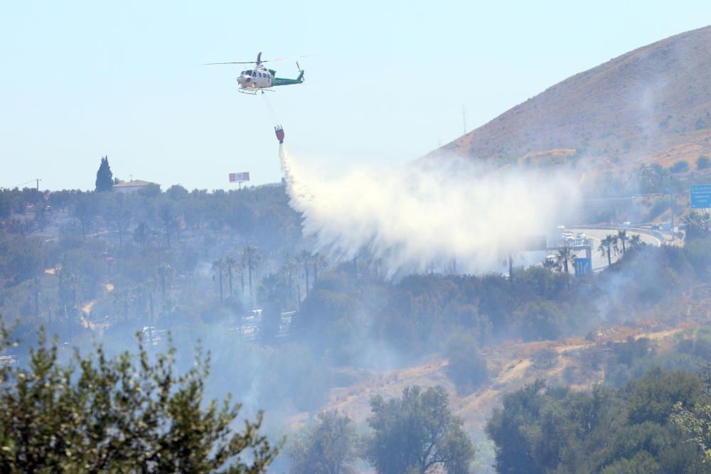 Un incendio en Torremolinos corta la A-7 y colapsa la MA-20