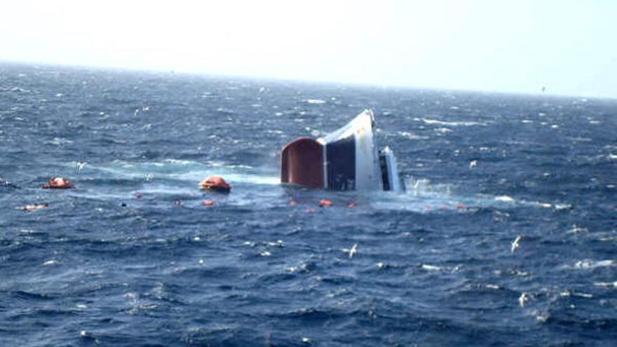 Fotografía n la que se observa al pesquero español Monte Galiñeiro, cuyos 22 tripulantes fueron rescatados este domingo por un buque del Servicio de Guarda Costas frente a las costas de Terranova.