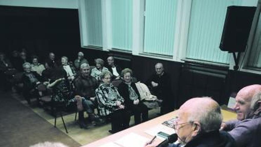 En el centro, de espaldas, Eloy Martínez, durante la asamblea de ayer.