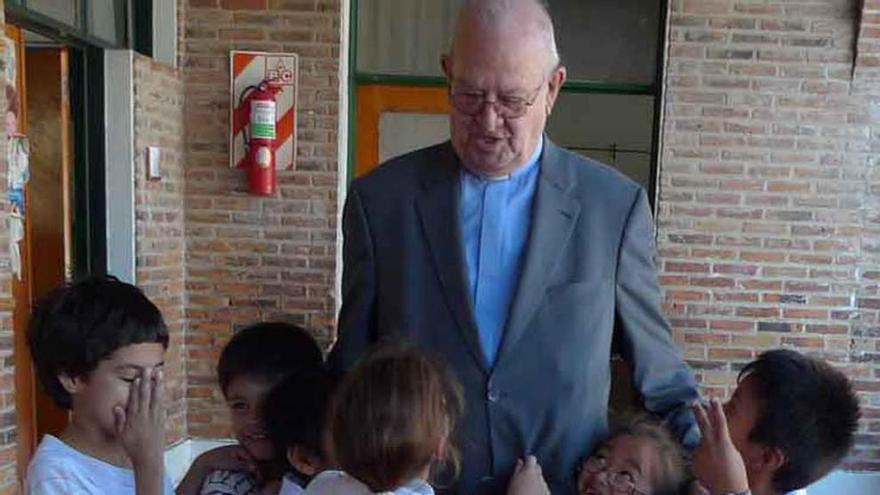 El padre Leoncio con sus alumnos en el colegio de Villa Soldati.