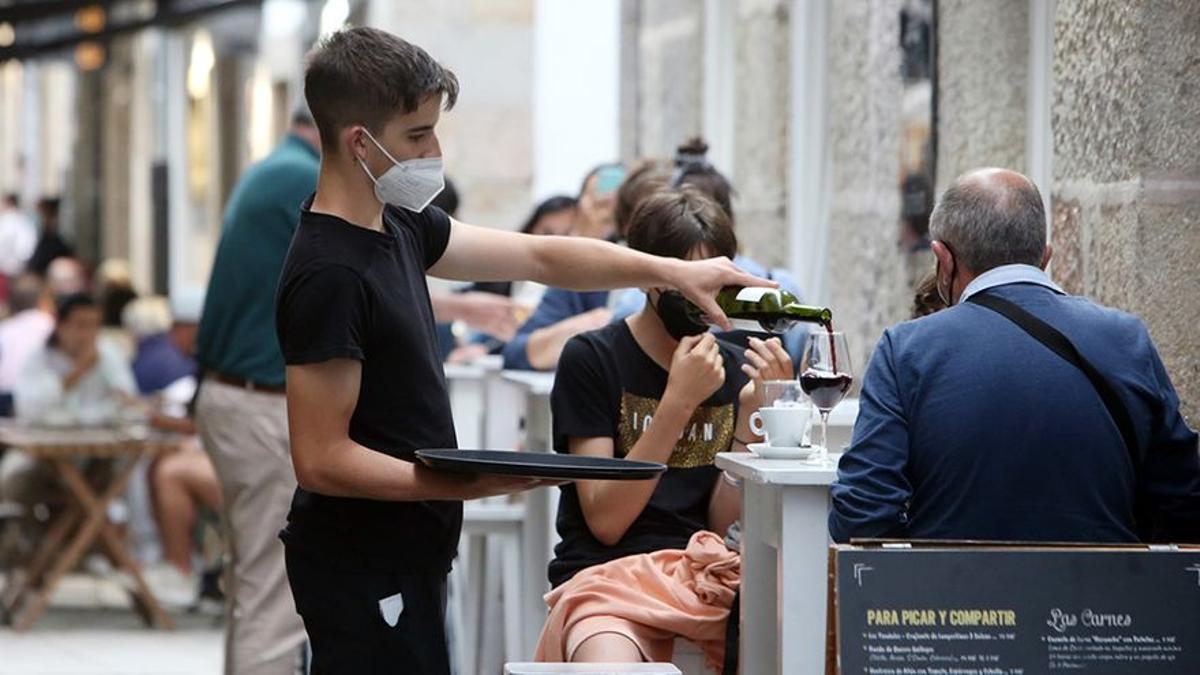 La Xunta limita las reuniones de no convivientes y las veta en la madrugada