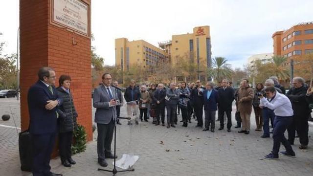 El conseller Vicent Soler y la rectora Mavi Mestre, en el acto de homenaje, ayer.