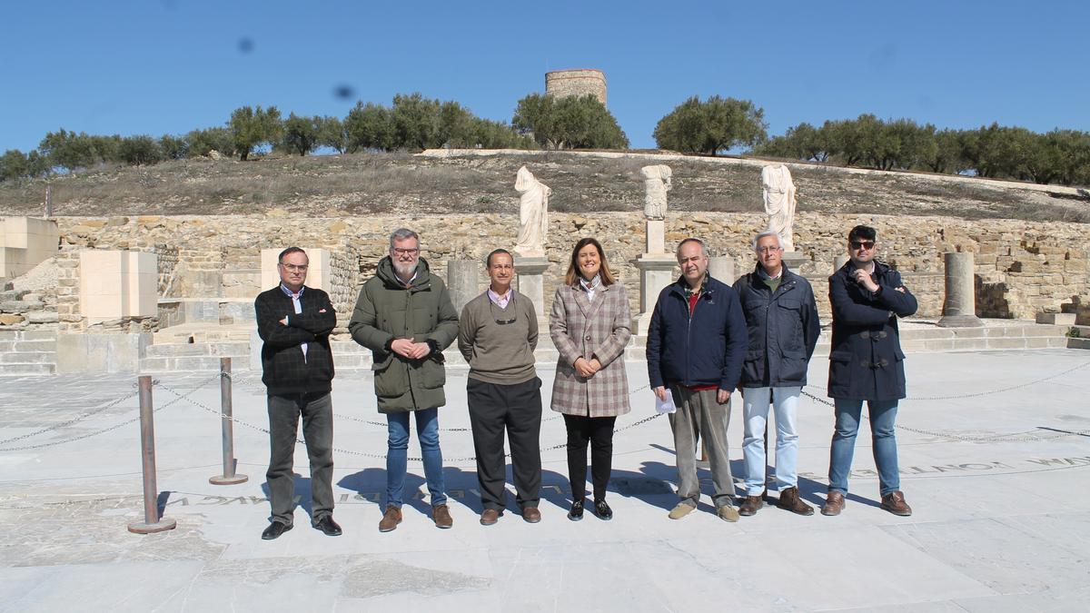 Autoridades y técnicos durante la visita a Torreparedones.