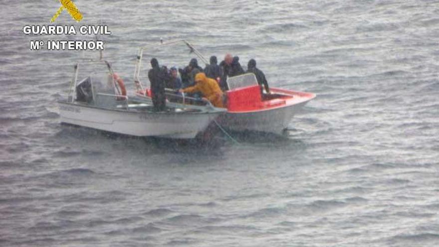 La Guardia Civil decomisa 61 kilos de percebes en el puerto exterior