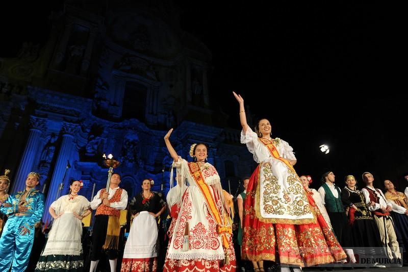 La Antorcha de la Amistad y el Moneo brillan en colores con motivo de este Festival Internacional de Folclore