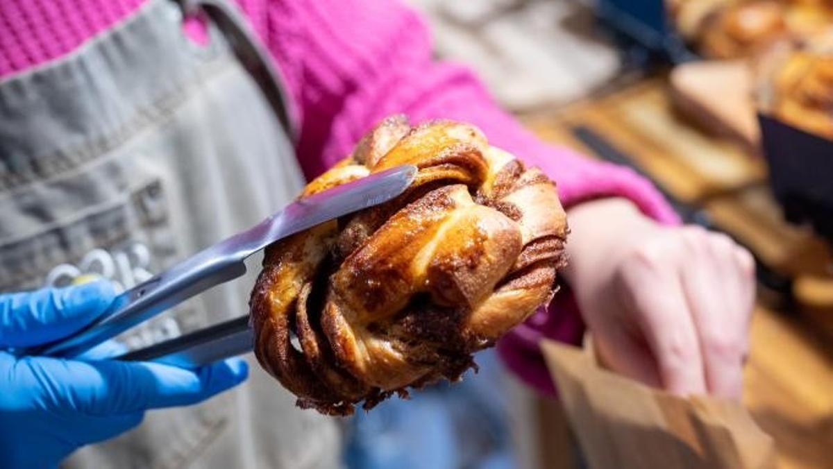 Un 'cinnamon roll' de la panadería Flor de Gràcia'.