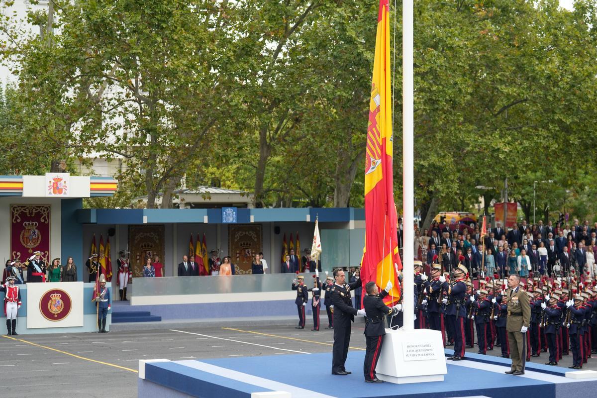 MADRID, 12/10/2025.- Vista del izado de la bandera durante el desfile de las Fuerzas Armadas con motivo de la Fiesta Nacional este domingo en Madrid. EFE/Borja Sánchez-Trillo
