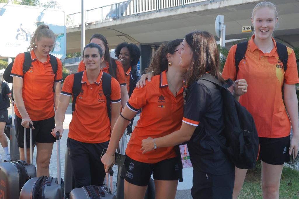 Las jugadoras del Valencia Basket regresan después de proclamarse campeonas de la Supercopa de España