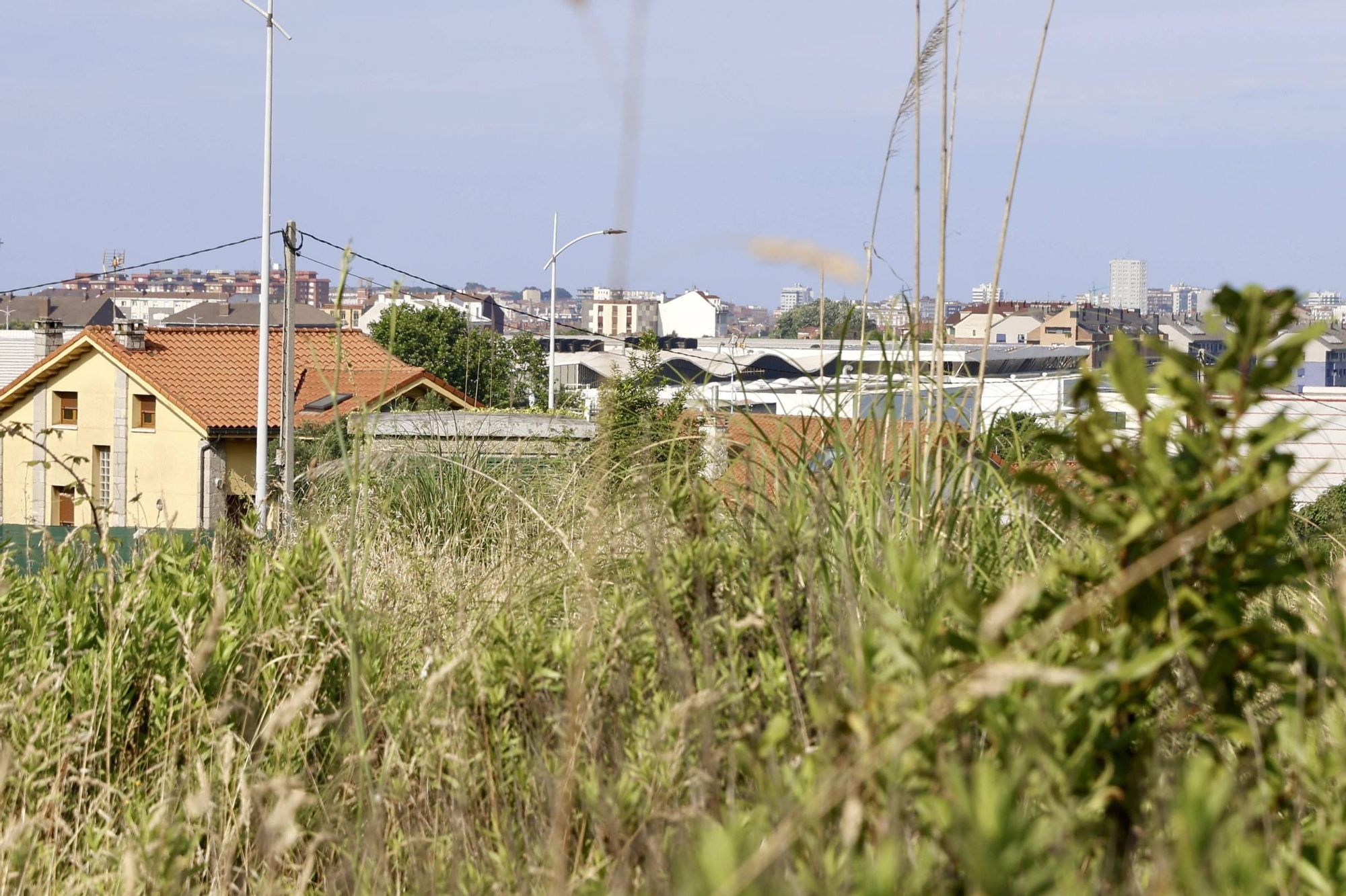 De barrios a parroquias: Tremañes, una lucha constante contra la contaminación (en imágenes)