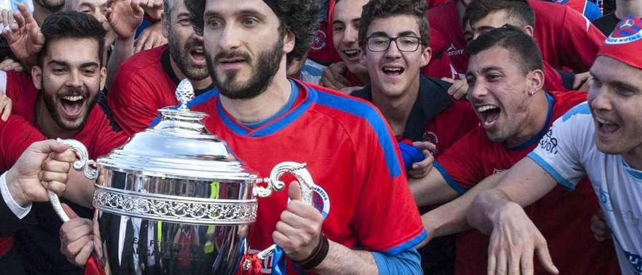 Xurxo, con la copa de campeones, en Atios, uno de los jugadores que deja el fútbol.// Brais Lorenzo