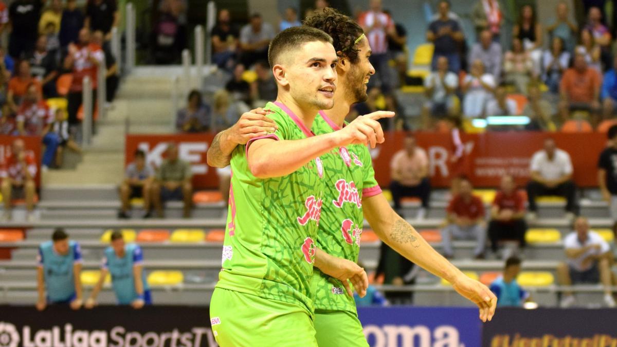 Mellado y Lucao celebran un gol del blanqueño