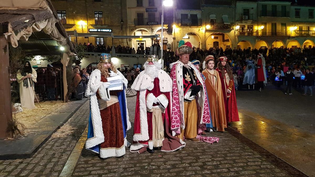 Los Reyes Magos en la plaza Mayor de Trujillo.