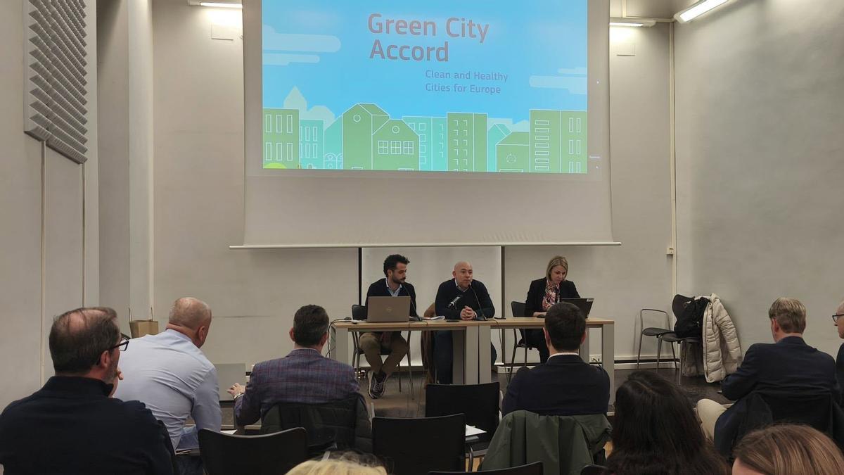 Rodrigo Pintueles, en el centro, durante el acto de inauguración del encuentro europeo.