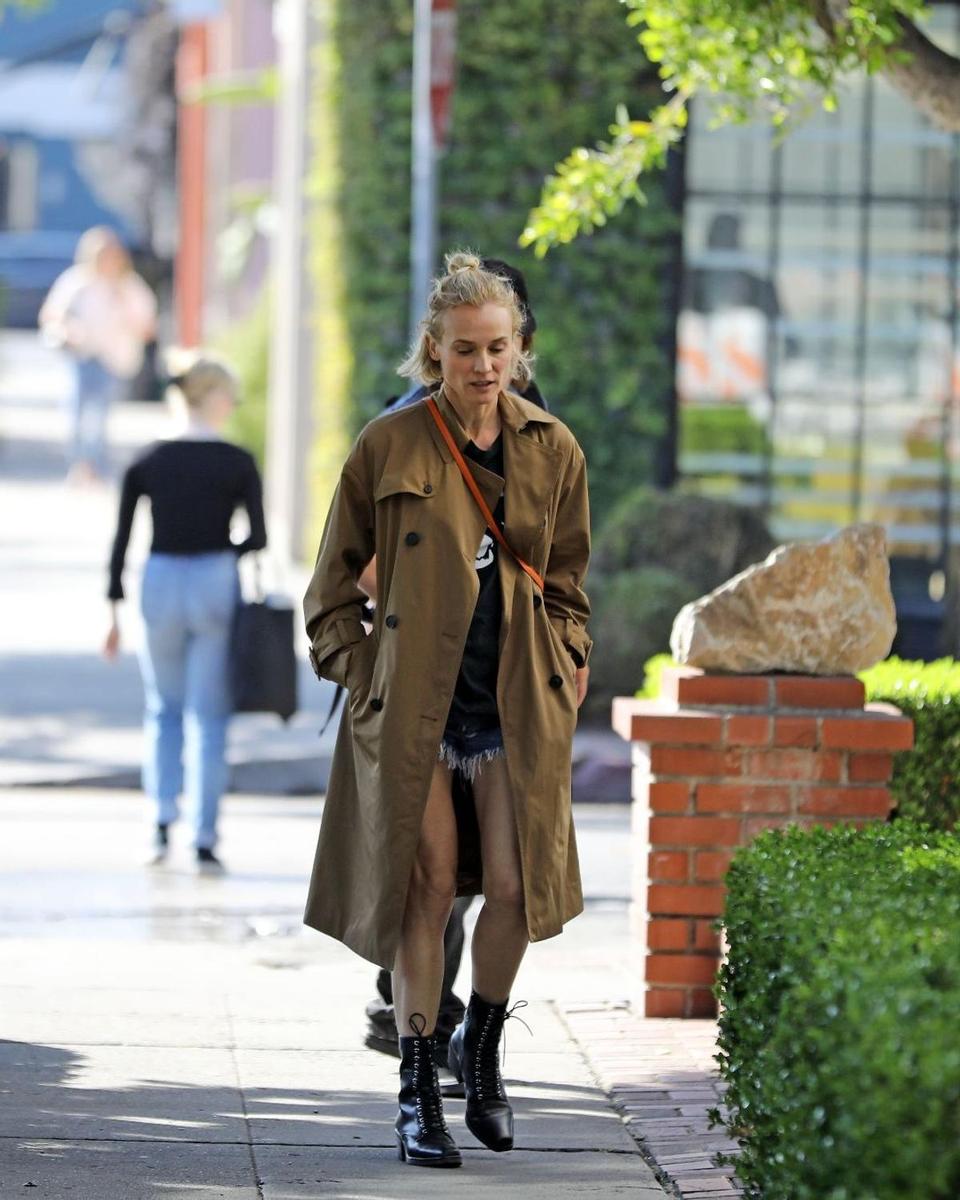 Diane Kruger con trench, shorts vaqueros y botines