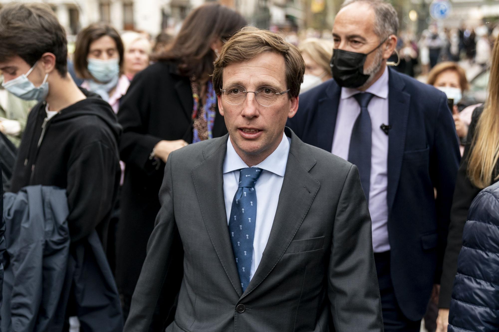 El alcalde de Madrid, José Luis Martínez-Almeida, en la procesión de las Siete Palabras de la Hermandad Penitencial del Santo Cristo del Camino y María Madre de las Delicias.