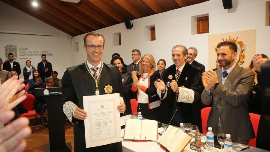Francisco Javier Lara saluda al juez decano de Marbella Ángel Sánchez, tras imponerle la medalla colegial.