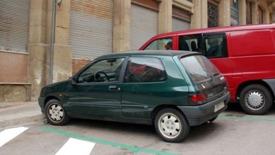 Zona verda d&#039;estacionament a la plaça d&#039;en Creus de Manresa.