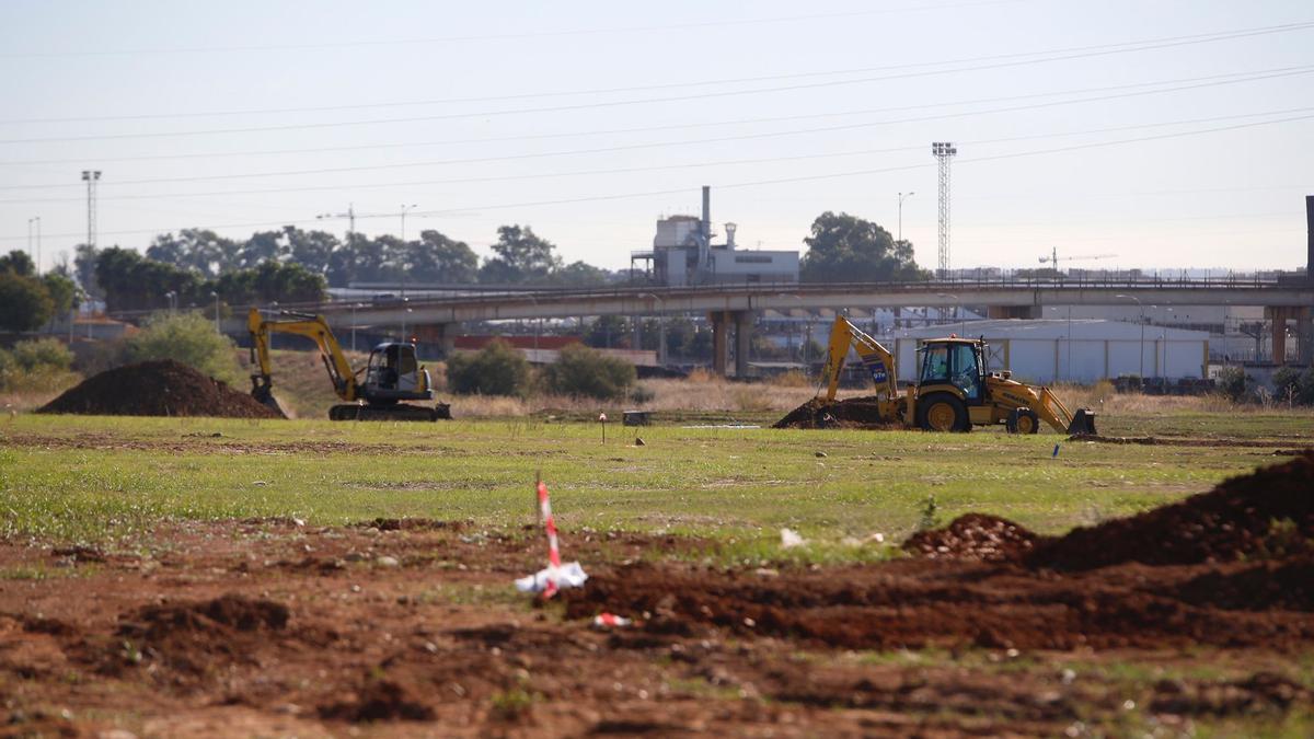 Las máquinas trabajan sobre el terreno de la segunda fase del parque logístico de Córdoba.