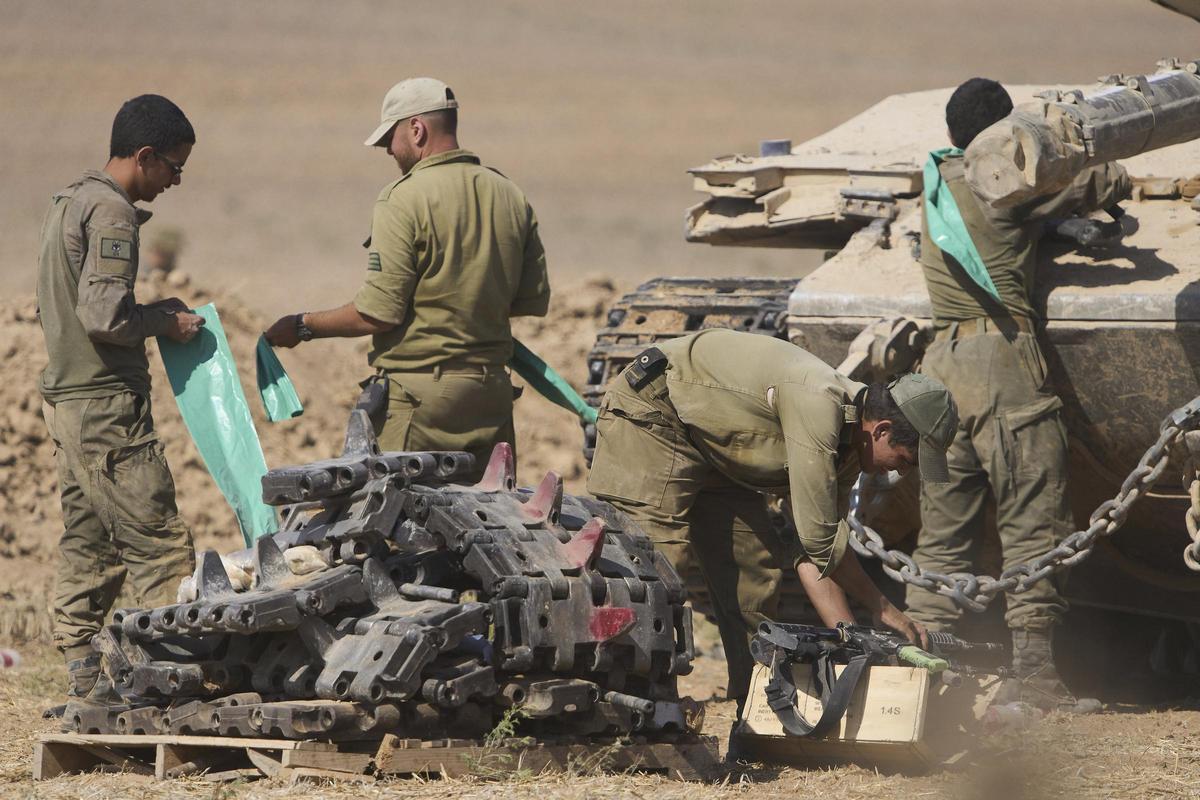 Soldados israelíes equipan su tanque en un área de estacionamiento fronteriza con Gaza, el pasado 9 de septiembre.