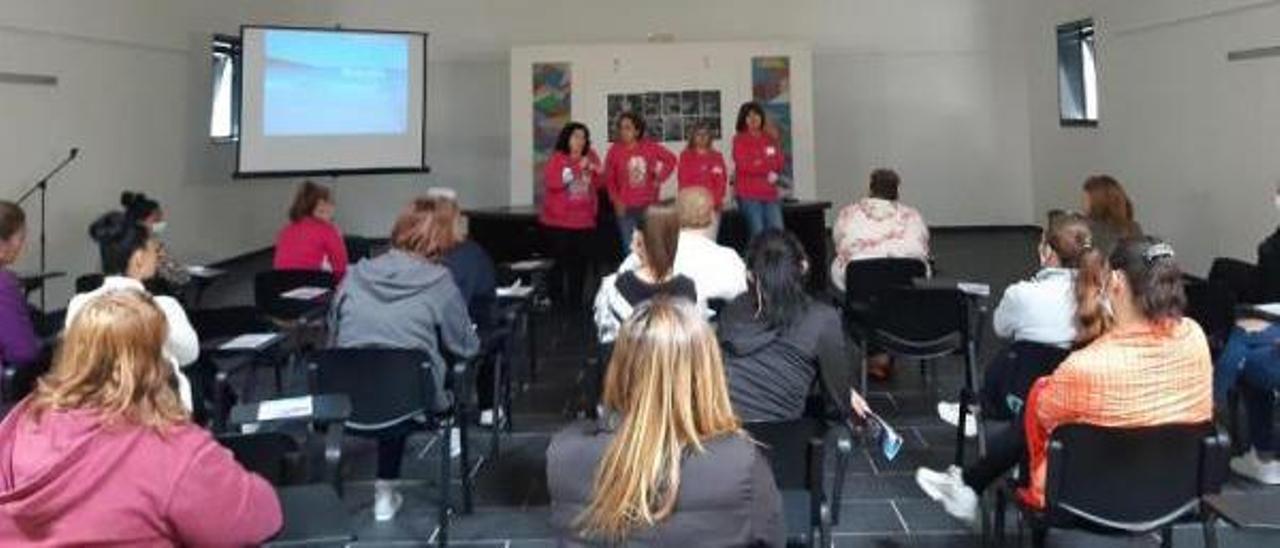 Un momento de la charla con las internas con la intervención de las voluntarias de Adicam.   | ADICAM