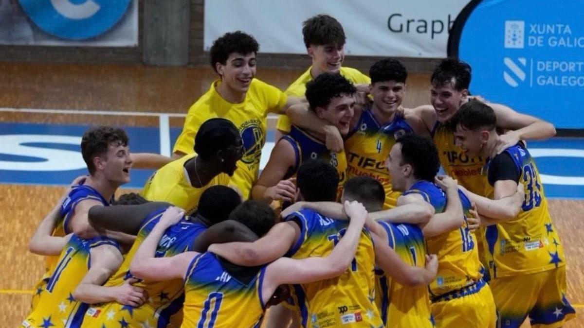 Corrillo de celebración del Novobasket.
