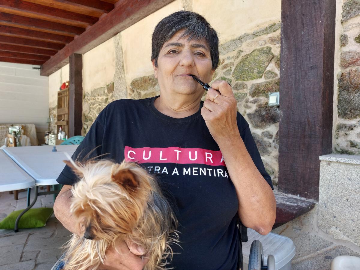 &quot;Che&quot; Mariño coa súa gata &quot;Berta&quot; en brazos na súa casa de Cangas.