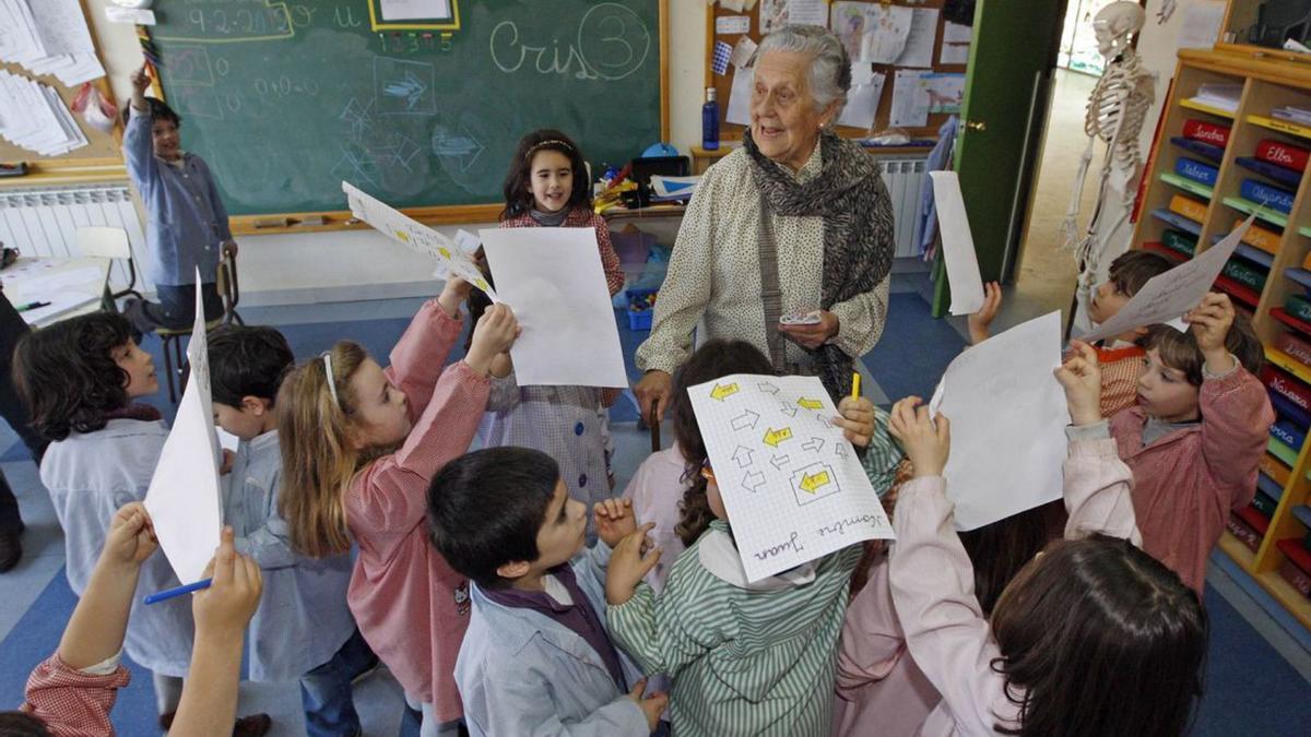 Antía, rodeada de escolares en 2012.