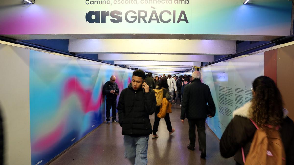 Instalación interactiva sonora y visual Ars Gràcia en el transbordo del metro de paseo de Gràcia.