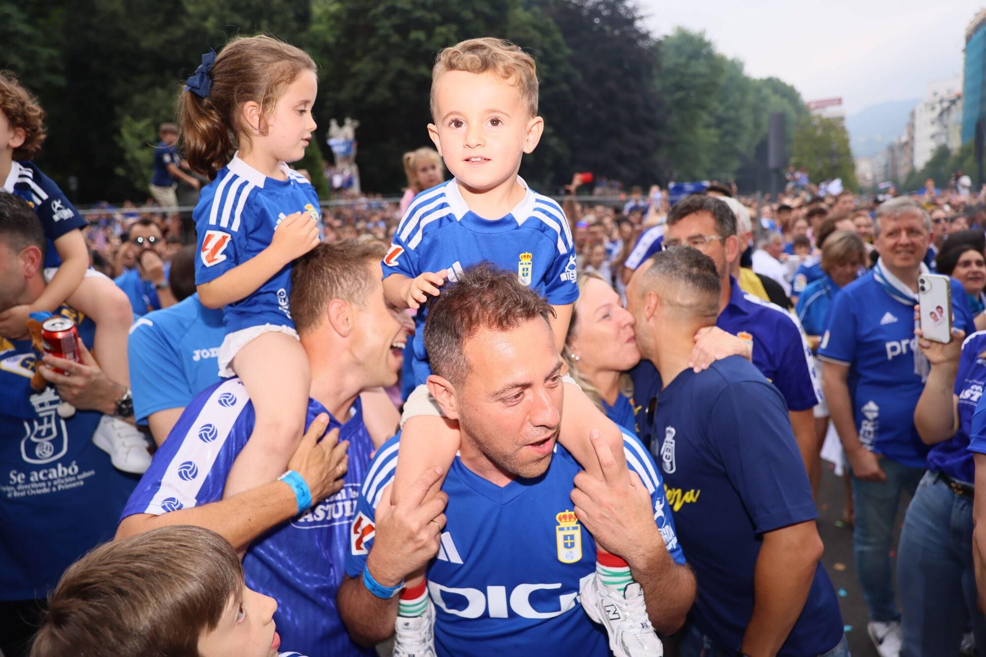 Locura azul en las calles de Oviedo para celebrar el ascenso del equipo a Primera División