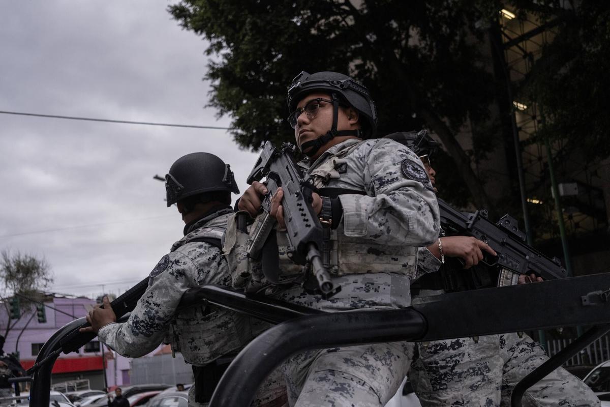 Miembros de las fuerzas especiales de la Guardia Nacional  y de la Secretaría de Seguridad Ciudadana montan guardia frente a la oficina del fiscal general de México.
