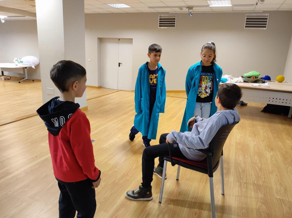 Un grupo de menores durante una actividad programada en El Liceo de Navia.