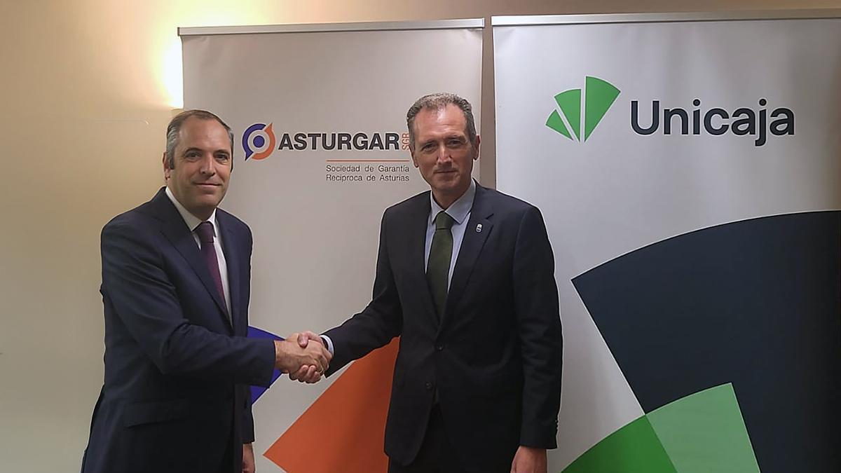 Por la izquierda, Iñaki Pradera, director territorial norte de Unicaja y David González, presidente de Asturgar
