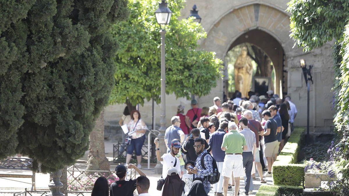 Visitantes en el acceso al Alcázar de los Reyes Cristianos el pasado mes de abril.