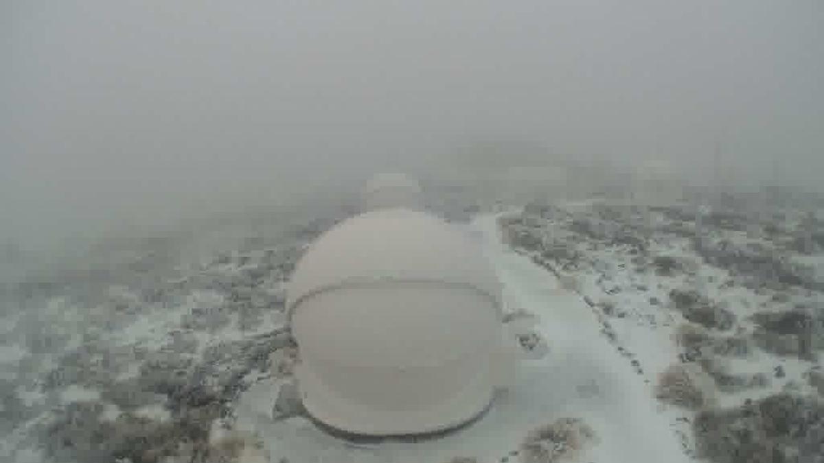 Parte del Observatorio del Teide cubierto por la nieve en la mañana de hoy martes.